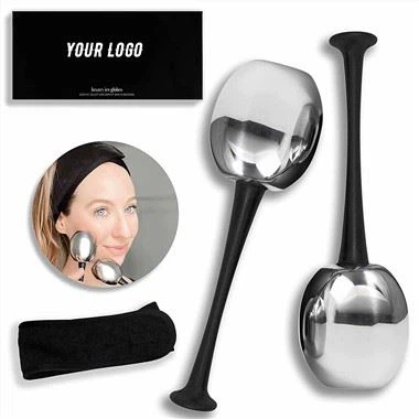 קריאו מקל את גלובוס הקרח לפנים