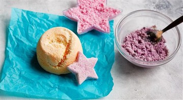איך להחליט אם כדאי להשתמש במלח אמבט או בפצצת אמבט?