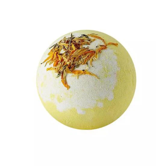 פצצת אמבטיה צהובה עם פרחים יבשים